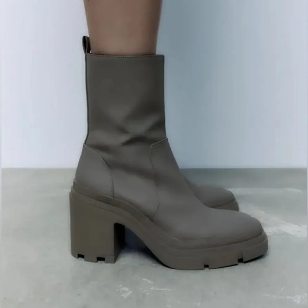 ZARA RUBBERIZED HEELED ANKLE‎ BOOTS
